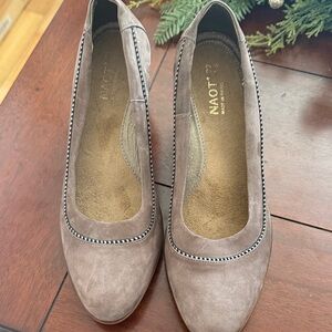 Naot Taupe Suede pumps. Size 37 Like New